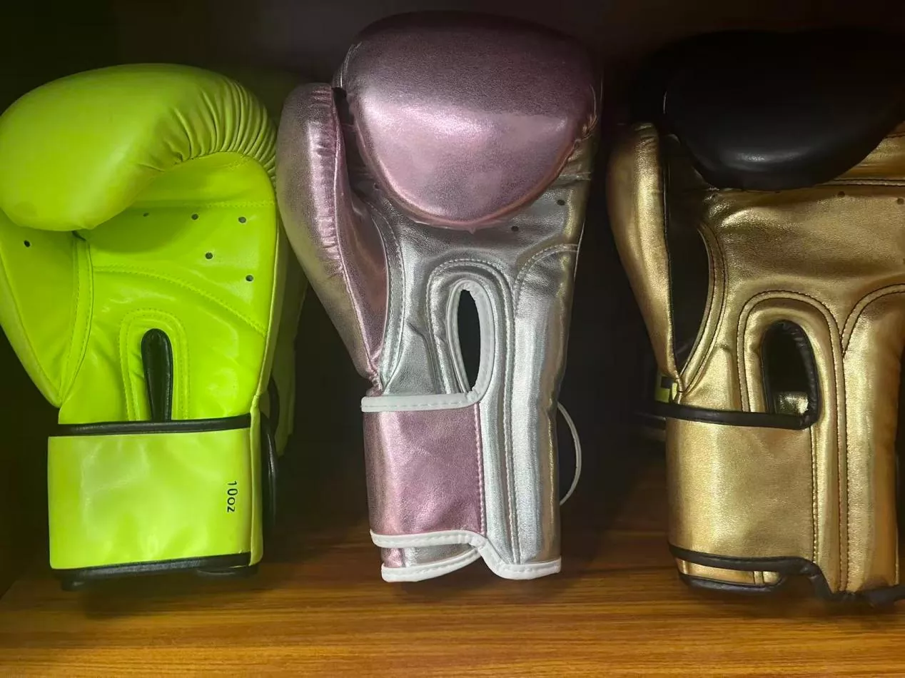 Mitkä ovat tärkeimmät erot nyrkkeilykäsineiden ja MMA-käsineiden välillä taisteluharjoitteluun?