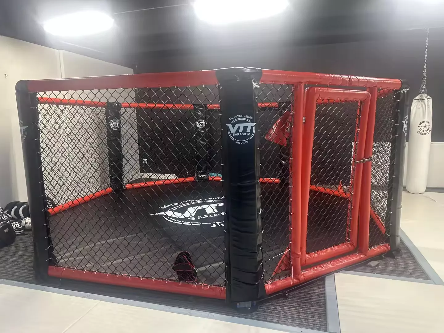 Kuinka räätälöity MMA-kahdeksankulmainen voi tasapainottaa turvallisuutta, kestävyyttä ja tuotemerkkiä intensiivisellä taistelukuntosalilla?