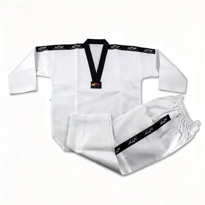 Taekwondo-univormu raidalla